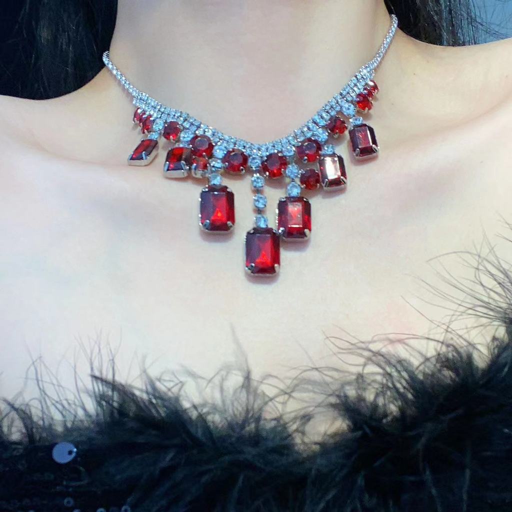 Classy หรูหราสีแดงคริสตัลสร้อยคอ Niche Design อัญมณีพู่ Clavicle Chain ชุดเจ้าสาวสร้อยคอ TH8R
