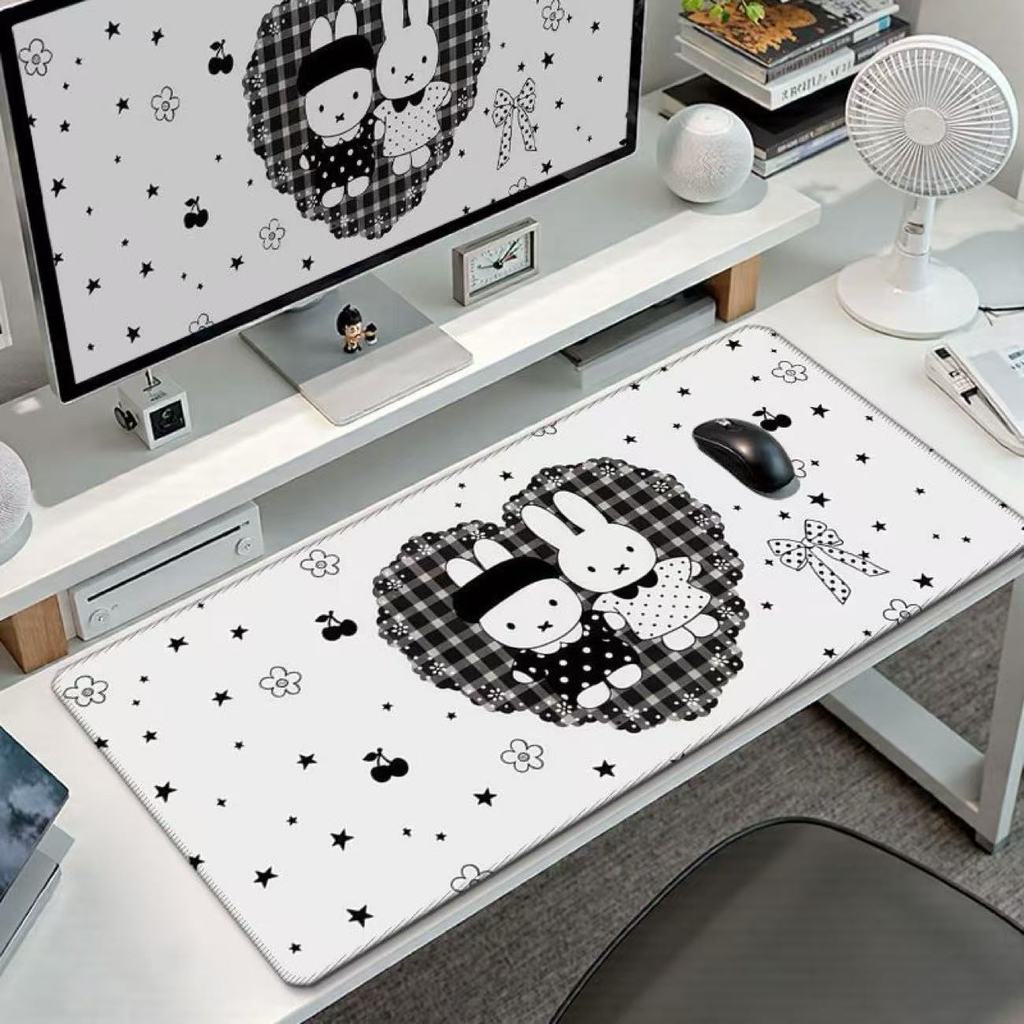 Miffy Rabbit Mouse Pad HD Printing แผ่นรองเมาส์กันน้ํา Seaming ขนาดใหญ่แผ่นรองเมาส์สําหรับเล่นเกมกันลื่น