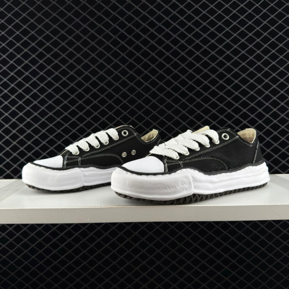 รองเท้าหนังต่ำของ MIHARA YASUHIRO สีขาวและดำ