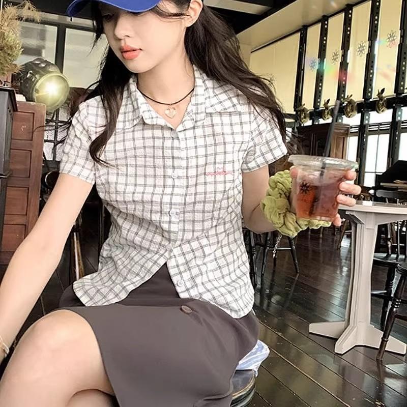 เสื้อเชิ้ตแขนสั้นลายสก็อต งานปักน่ารักๆ แฟชั่นซัมเมอร์เกาหลี สไตล์เพรพพี้ ย้อนยุค-พร้อมส่งจากกรุงเทพฯ-รุ่นW711