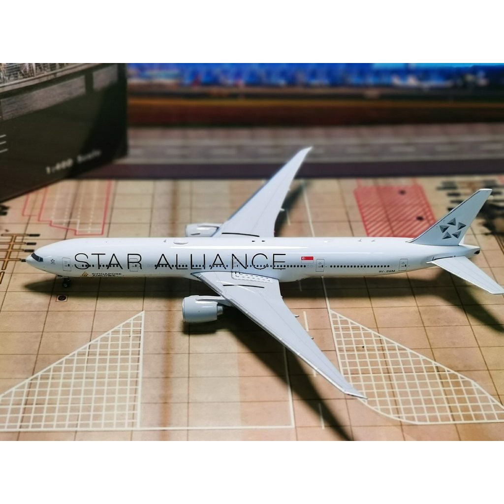 ยี่ห้อ: Phoenix Model: B777-300ER Airlines: Singapore Airlines หมายเลขลงทะเบียน: 9V-SWM (ภาพวาด Star