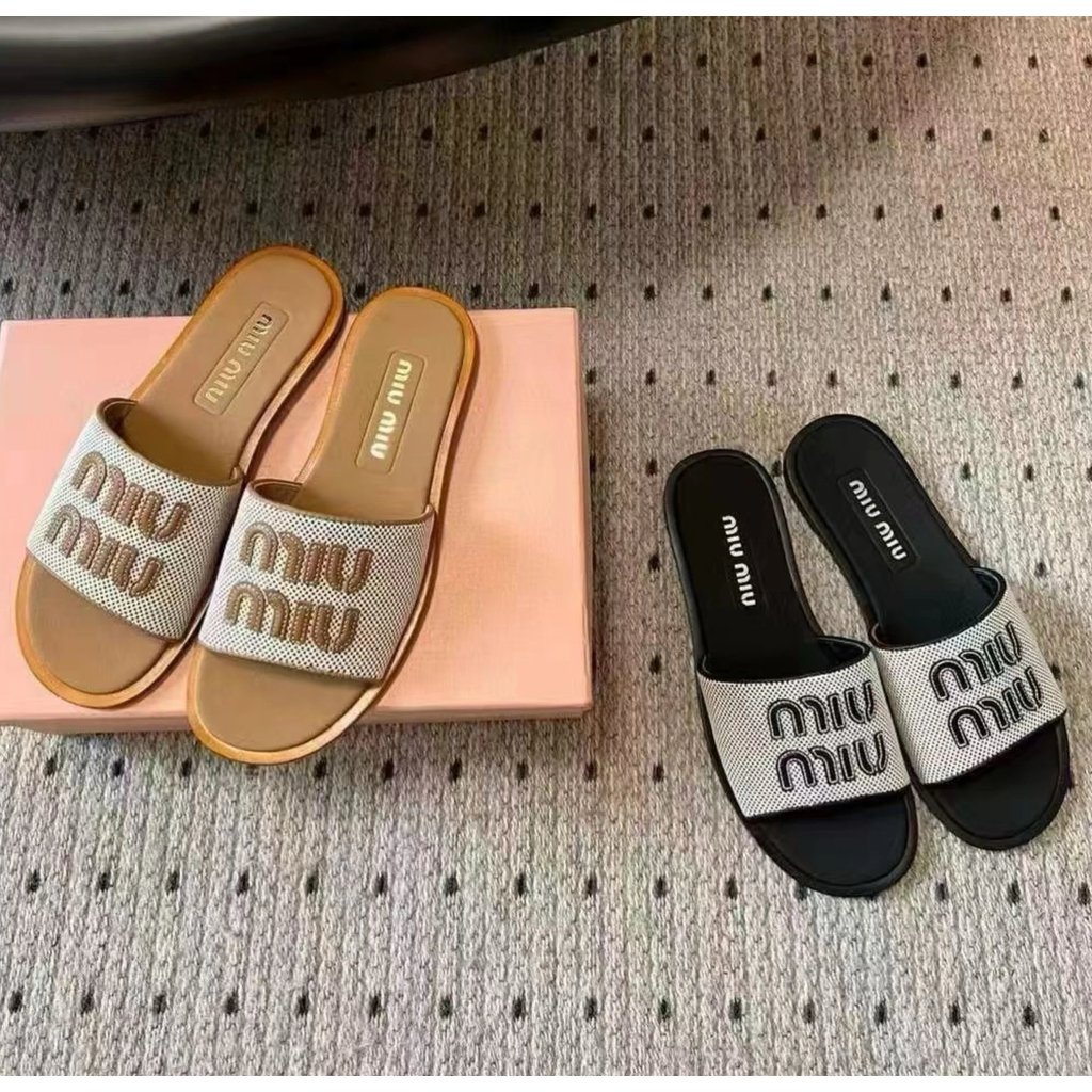 Miumi * 25/สไตล์ใหม่ miumiu รองเท้าแตะฟางผู้หญิง miumiu รองเท้าแตะแบนผู้หญิง miumiu ใหม่รองเท้าแตะแบ
