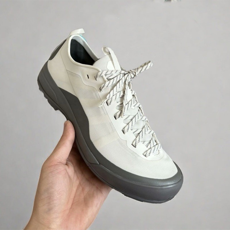 Durable white off-road sports shoes with breathable exterior for casual wear