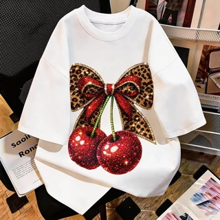 TEE·SHOP🍀 เสื้อยืด oversize เสื้อเท่ๆ เกาหลี "Cherry Bow" เสื้อแฟชั่นใ เกาหลีสไตล์ พิมพ์ลาย ผ้านิ่มใส่สบาย COD