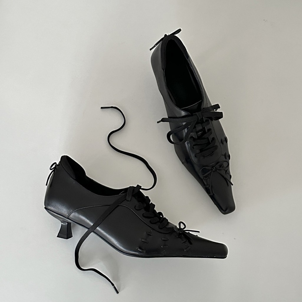 ของแท้หนัง Niche Design Stiletto Heel Wizard รองเท้าผู้หญิงฤดูใบไม้ผลิ Retro Pointed Toe สไตล์โกธิค Lace-Up รองเท้าหนังขนาดเล็ก