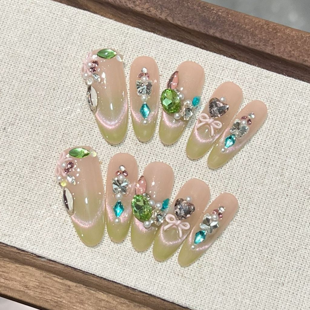 สินค้าใหม่พร้อมสต็อก {Guava Candy} High-End Feeling Green Guava Cats Eye Short French Pile Diamond N