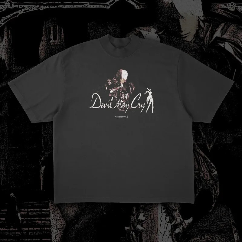 เสื้อยืดธีม Devil May Cry 2 (PlayStation 2) – เสื้อผ้าลายตัวอักษรและภาพตัวละครสำหรับแฟนเกม