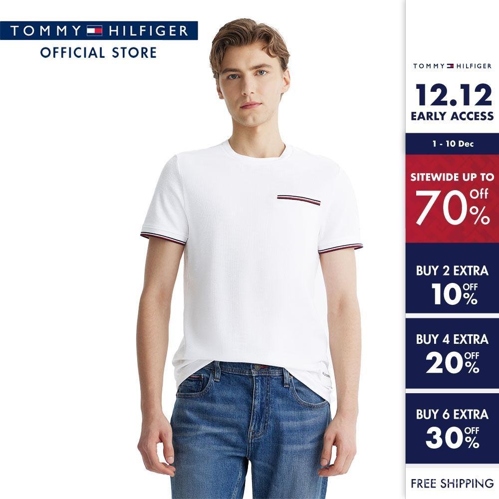 TOMMY HILFIGER เสื้อยืดผู้ชายแบบลายข้อต่อ