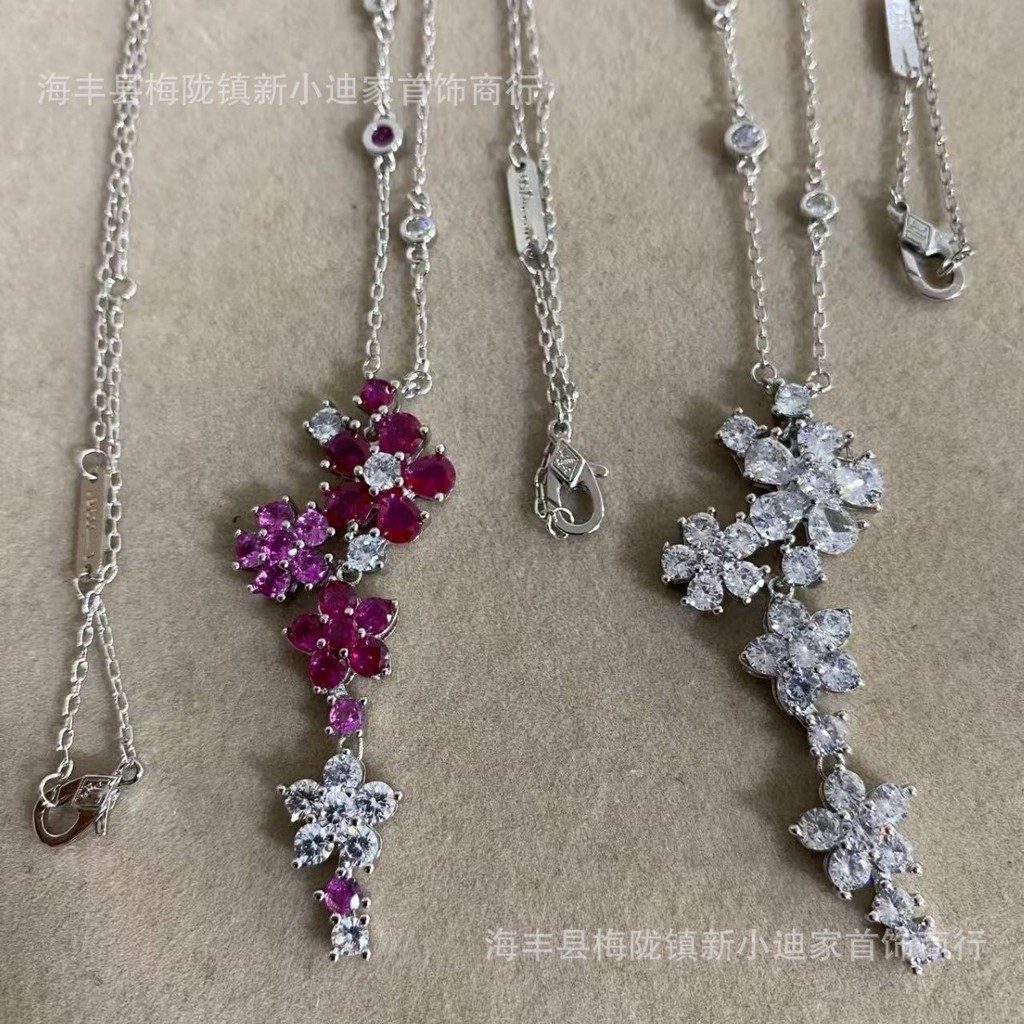 Van Cleef & Arpels V Gold สร้อยคอมรกตสไตล์ใหม่ พร้อมต่างหูเพชรหรูหรา ครบเซ็ต