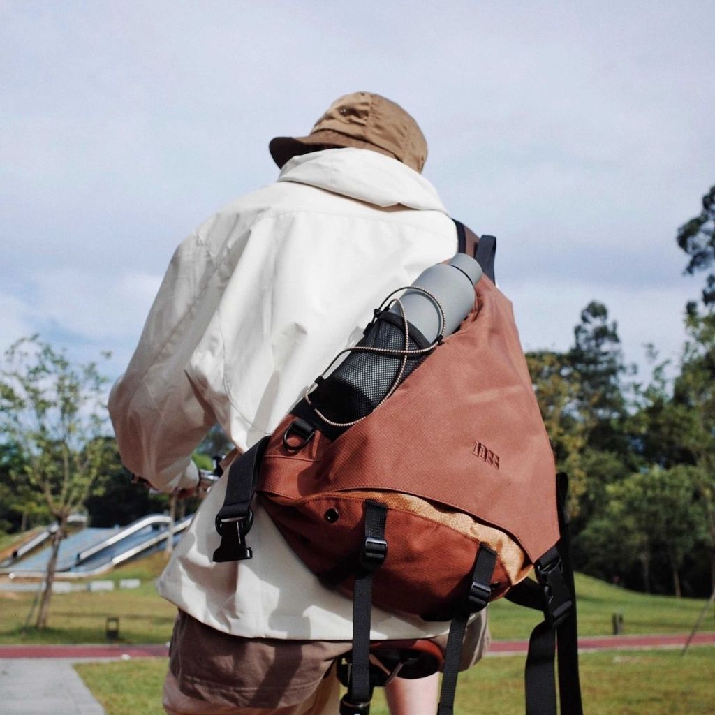 Mountain Series 2025 สไตล์ใหม่ Street Wear Retro Water-Repellent Commuter ขี่จักรยานกีฬา Bow Arrow กระเป๋าเส้นทแยงมุมกระเป๋าเป้สะพายหลังปีนเขา