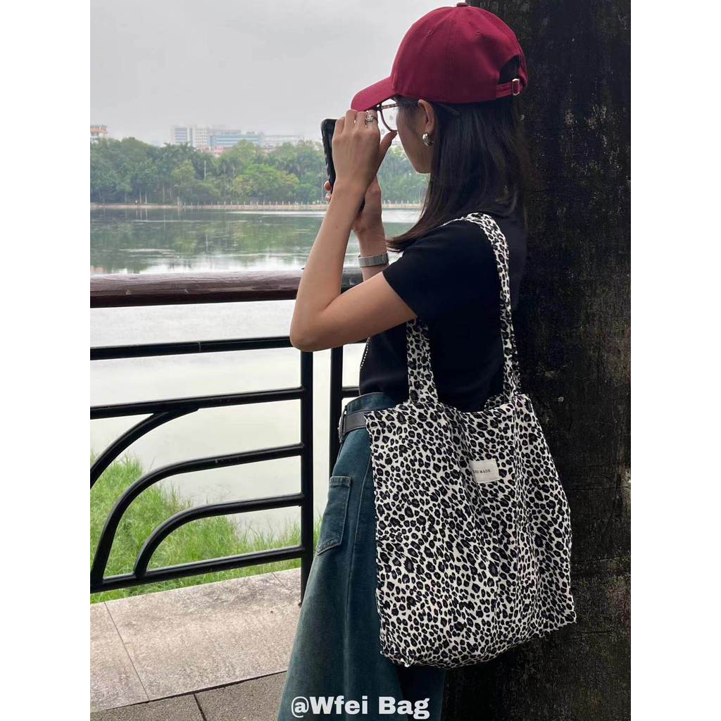 Wfei Corduroy กระเป๋าสะพายไหล่พิมพ์เสือดาว Retro Style ออกแบบโดย Zhang Jingyi เหมาะสำหรับคนชอบสไตล์เ