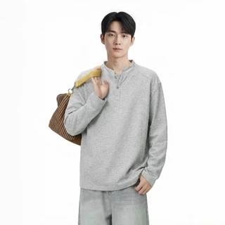 B&R รุ่นใหม่ เสื้อยืดแขนยาว การออกแบบปุ่ม เรียบง่ายและสะดวกสบาย สีทึบ เสื้อคู่