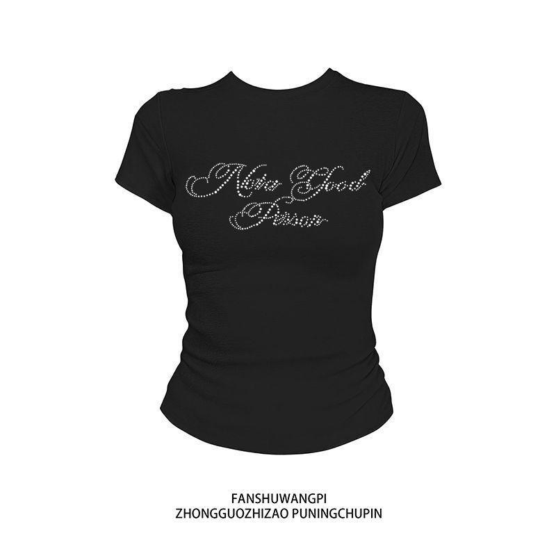 เสื้อยืดสไตล์อเมริกัน แขนสั้น เปิดไหล่ พิมพ์ลายตัวอักษร สีขาว คอกลม เหมาะสำหรับผู้หญิง [เก็บเงินปลายD] สไตล์ทันสมัย