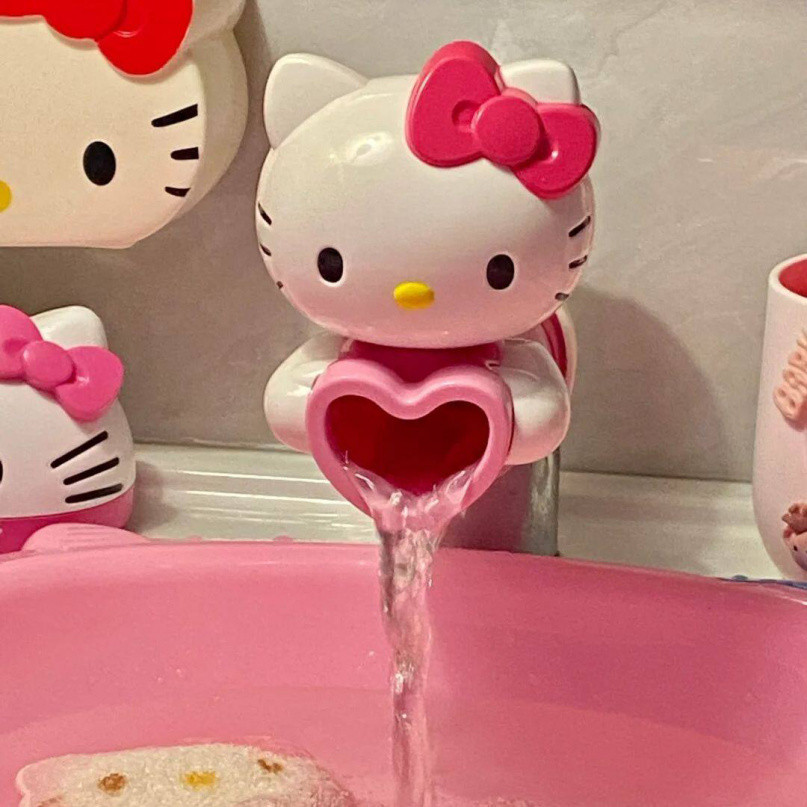HelloKitty Faucet Extender อ่างล้างหน้าแบบกันน้ํากระเซ็นรุ่นขยาย | การ์ตูนห้องครัวห้องน้ําตกแต่งน้ําเชื่อมต่อเด็กล้างมือเสริมน่ารักในครัวเรือน