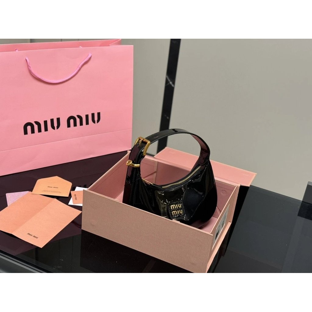 MIUMIU/Mumu กระเป๋าแฟชั่นสำหรับสตรี แบบ Hobo & Messenger ผลิตจากหนังแท้ พร้อมสายสะพาย