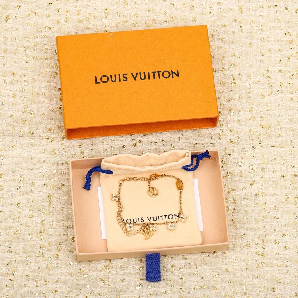 สร้อยข้อมือLouis Vuitton สไตล์ใหม่ หลายองค์ประกอบ ทำจากทองเหลือง
