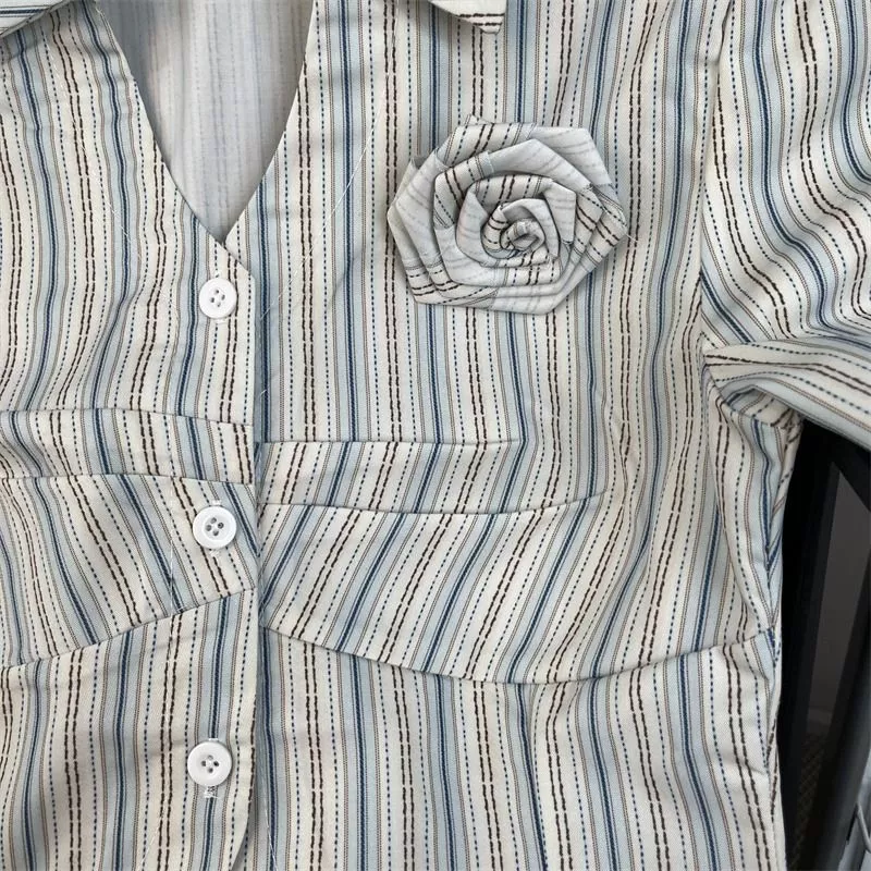 COCO เสื้อสุภาพสตรี แขนสั้น คอวี ลายดอกไม้ ทรง Slim Fit thumbnail 8