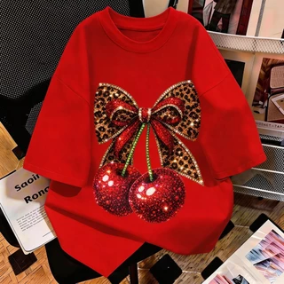 TEE·SHOP🍀 เสื้อยืด oversize เสื้อเท่ๆ เกาหลี "Cherry Bow" เสื้อแฟชั่นใ เกาหลีสไตล์ พิมพ์ลาย ผ้านิ่มใส่สบาย COD