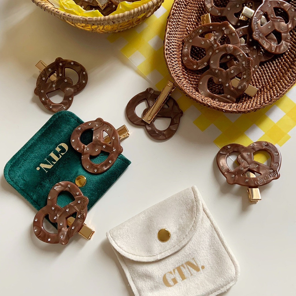 พร้อมส่ง | 🥨 🥨🥐🚪 Bake a wish with GTN. Twist Your Luck Hair Clip 🧺💭🥨 กิ๊บหนีบผม กิ๊บหนีบผมตอนแต่งหน้