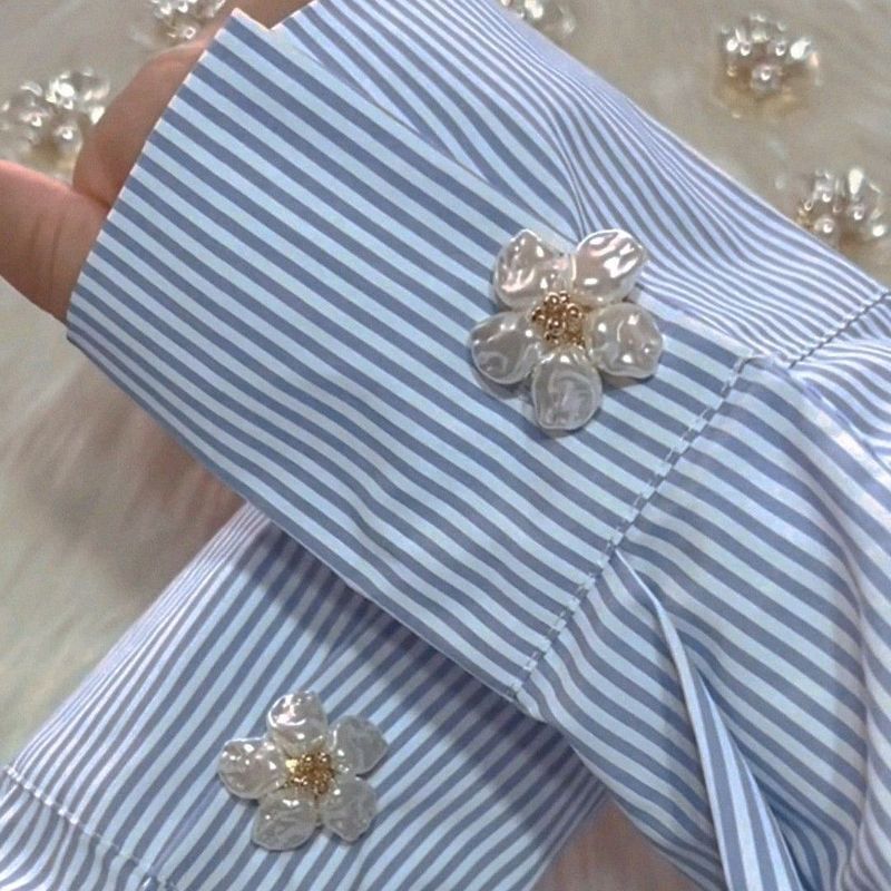 Cufflinks ลูกปัดดอกไม้คอปุ่ม Baroque Retro ปุ่มที่สวยงาม Stiff รวมหน้าอกสีขาวจับคู่ All-Match