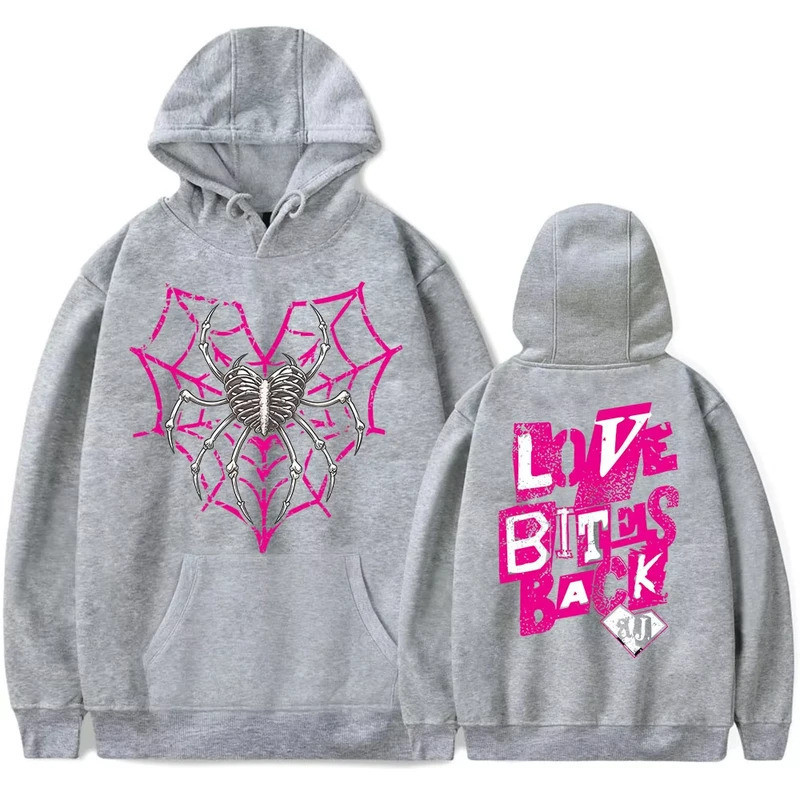 【เสื้อฮู้ด】AJ Lee Love Bites Spider Web Hooded Drawstring กระเป๋าเสื้อกันหนาวผู้ชายผู้หญิงแฟชั่นเสื้