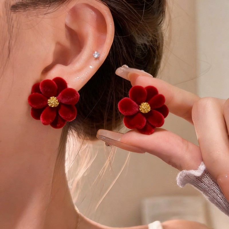 On-Trend Retro Red Flocked Flower Studs: Bold French-Style Festive New Year ต่างหู, Plush Velvet Design for High-End Fashion Look