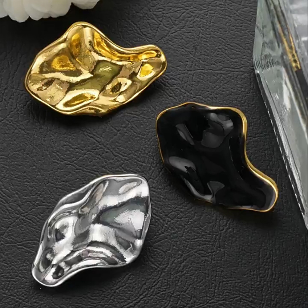 ปุ่มเคลือบไม่สมมาตรขนาด 1.8-3.1 cm สีดำ ทอง และเงิน สำหรับเสื้อคาร์ดิแกนและแจ็กเก็ต