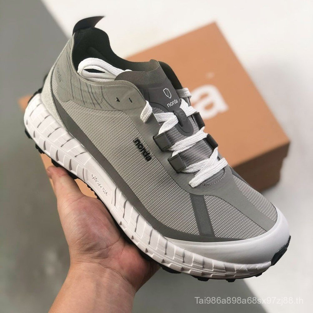 NORDA 001 รองเท้าวิ่งข้ามประเทศ Unisex น้ำหนักเบา กันน้ำ และกันลื่น สีเทา 5S6A