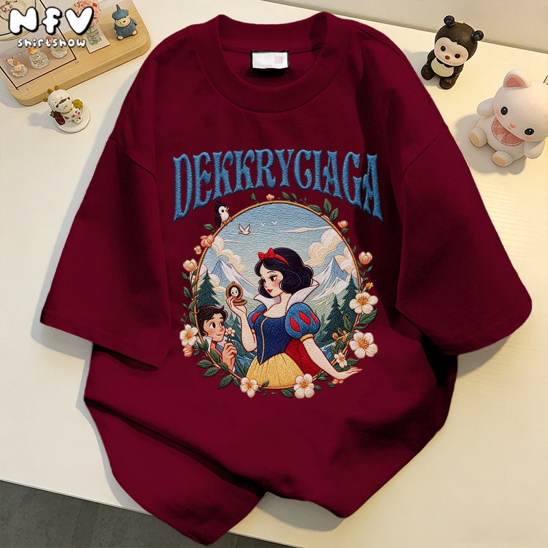 【จัดส่งตลอด 24 ชั่วโมง】NFV แฟชั่นเกาหลี💕เสื้อยืดแขนสั้นคอกลม Snow White ทรงหลวม ผ้าฝ้าย YG5418