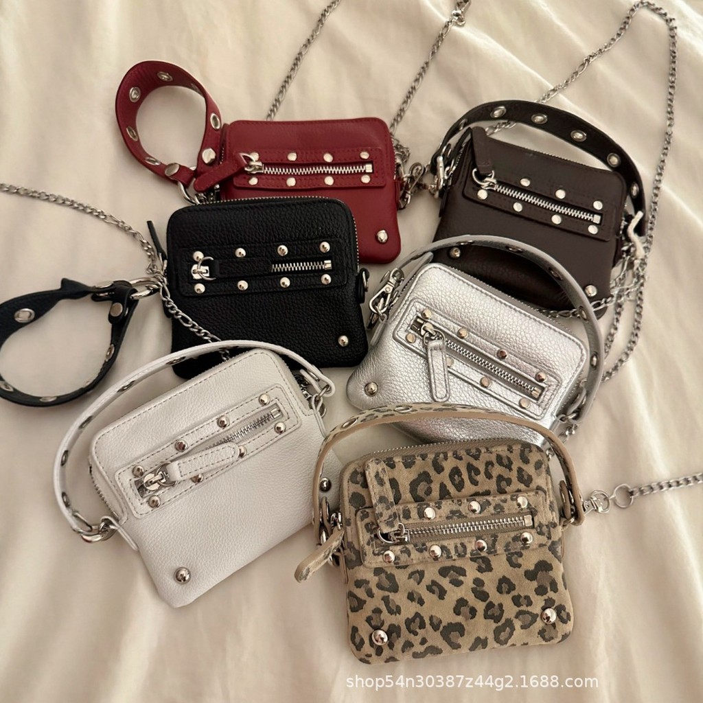 Deinet 2025 สไตล์ใหม่เกาหลี Niche Design Rivet Hand-Carry กระเป๋าสี่เหลี่ยมเล็กแฟชั่น Messenger กระเ