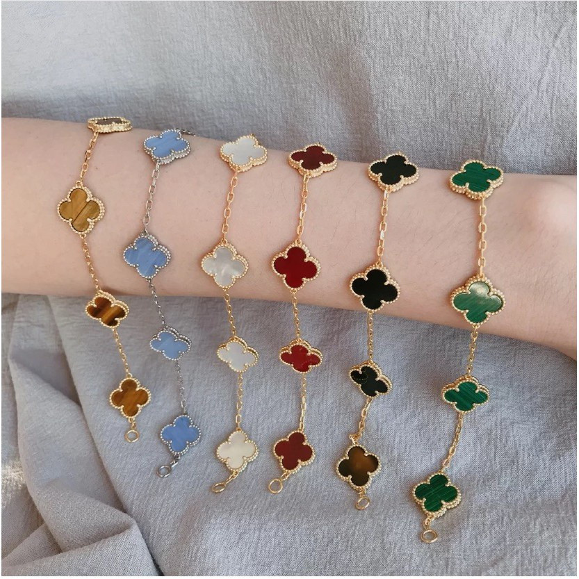 สร้อยข้อมือดอกไม้โคลเวอร์สี่ใบดีไซน์หรูหราเรียบง่ายของขวัญวันเกิดสําหรับแฟนหรือเพื่อนปิดเสื้อชั้นในดอกไม้ที่ทันสมัยและเรียบง่าย