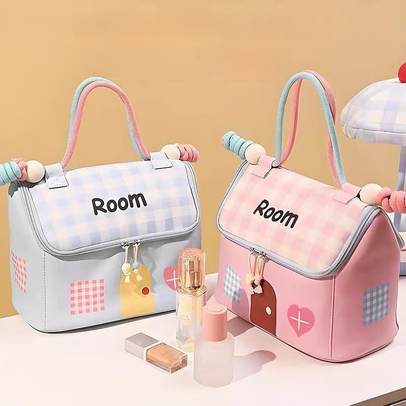happy-girl:กระเป๋าเครื่องสำอางค์ สีหวานละมุน รูปทรงบ้าน ของได้เยอะ พร้อมที่จับ อเนกประสงค์ แบบพกพา-N7708
