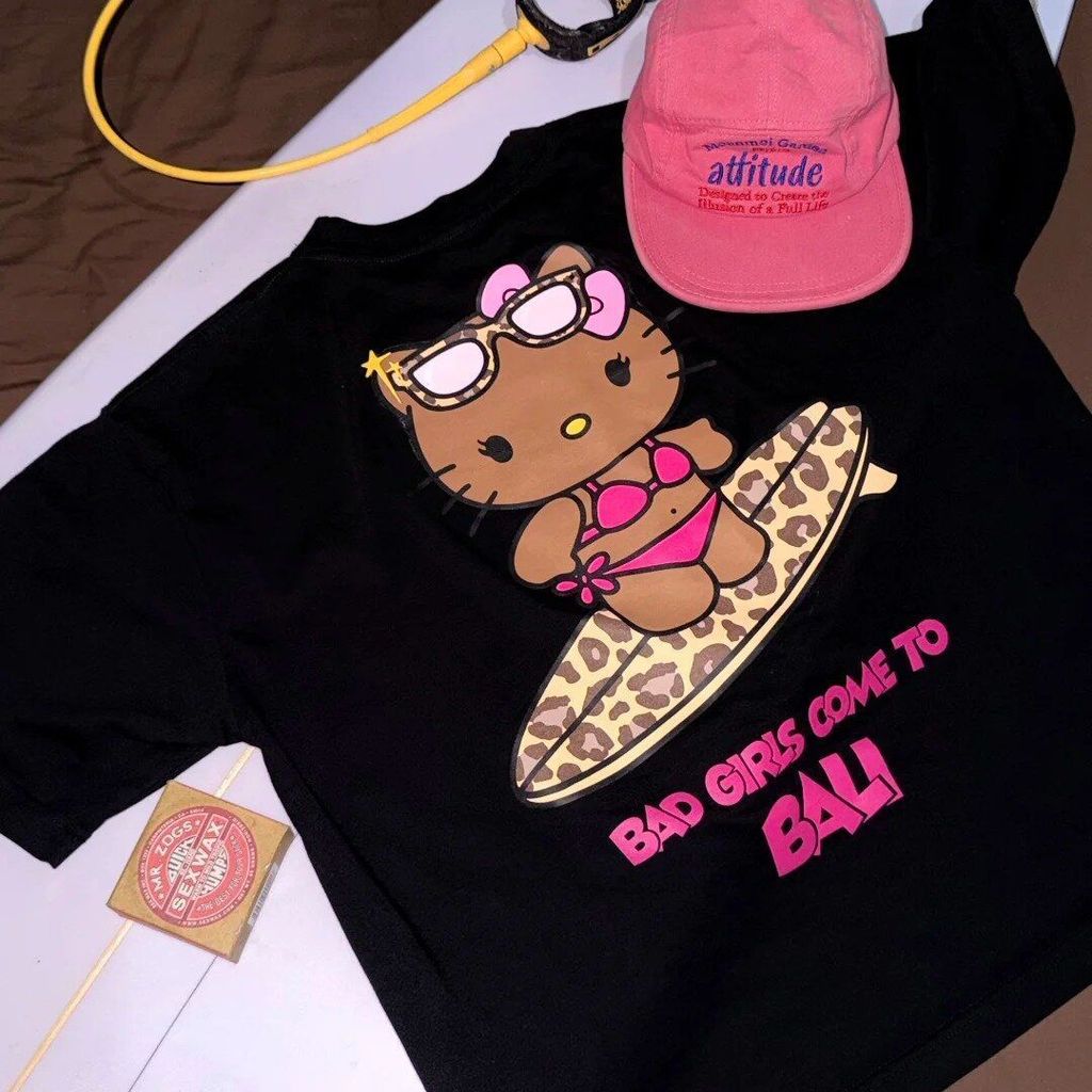 เสื้อยืดแขนสั้น Bali Kitty สำหรับทุกคน ทำจากผ้าฝ้ายบริสุทธิ์