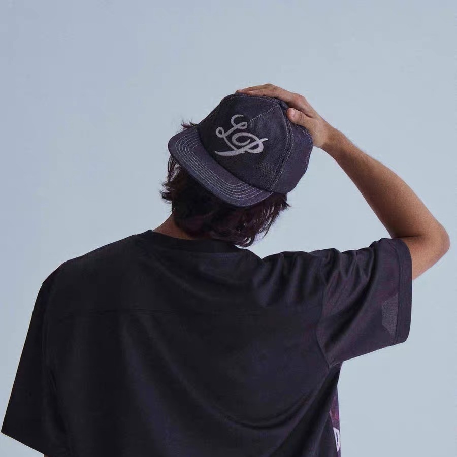 หมวกเบสบอลทรงแบนขอบแบน สีดำ สไตล์คาวบอยและแจ๊กเกต denim รูปที่ 4