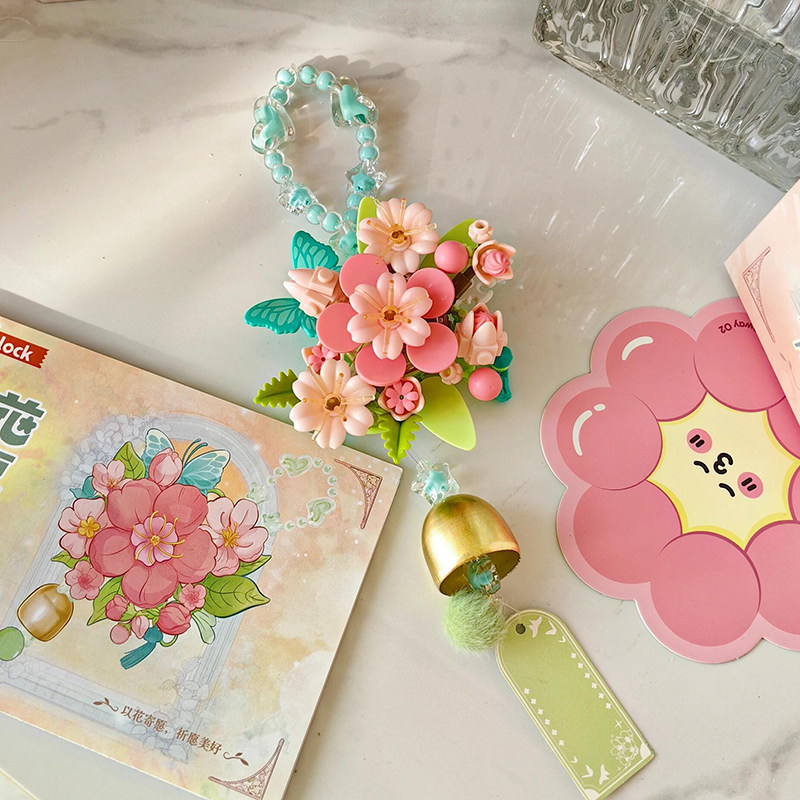 ระฆังลมตัวต่อ DIY ของเล่นตัวต่อ ถือช่อดอกไม้ อธิษฐานระฆังลม ของขวัญสำหรับผู้หญิง คำอวยพรที่งดงาม
