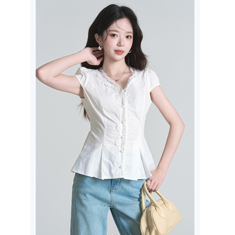 Elly พร้อมส่ง เสื้อเชิ้ตแขนสั้นลูกไม้ หรูเริ่ดเซ็กซี่แฟชั่น คอวี สไตล์ฝรั่งเศส ทรงกระชับเอว ใส่แล้วดูผม ทรงเข้ารูป ราคา ถูกที่สุด ดีลบีเคเค แกลเลอรีภาพที่ 9