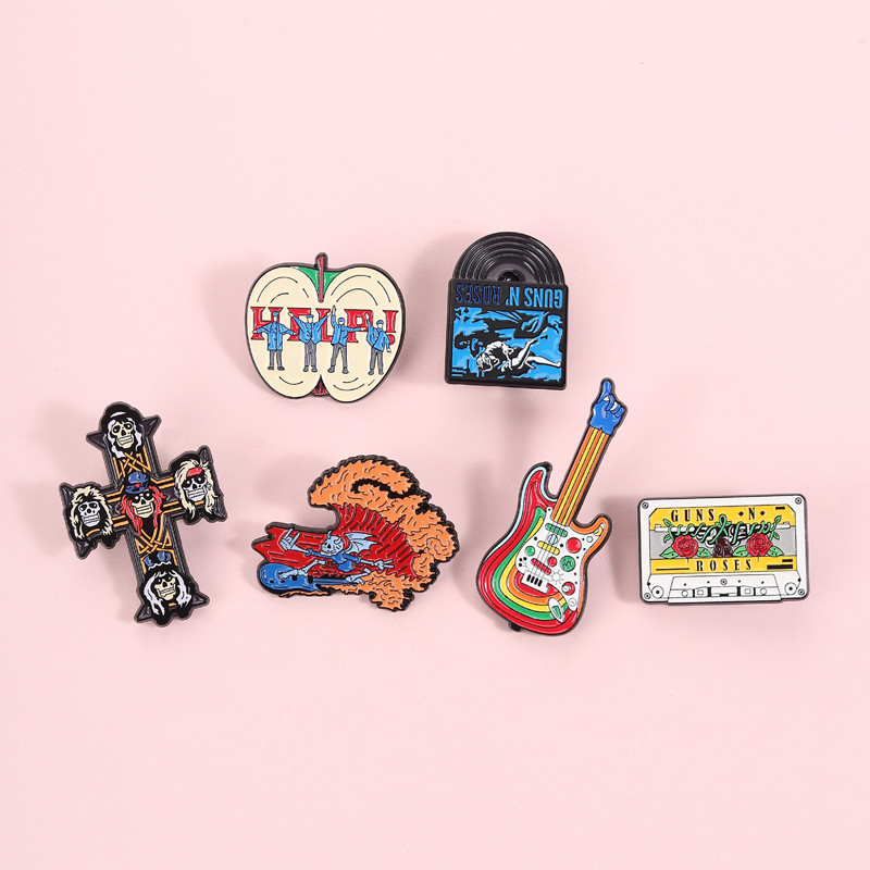 เข็มกลัดและป้ายโลหะสไตล์พังก์