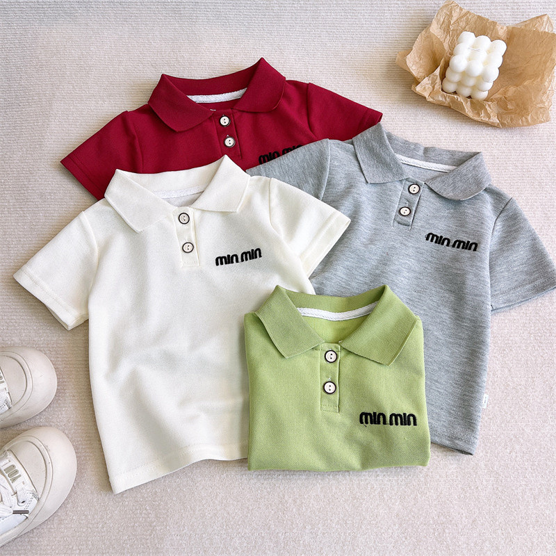 ชุดเด็กผู้ชาย เสื้อคอปกแขนสั้น ปักตัวอักษร สไตล์เกาหลี สีเรียบ ใส่สบาย หน้าร้อน ไซส์ 90-160 ซม. (2-14 ขวบ) มีพร้อมส่ง