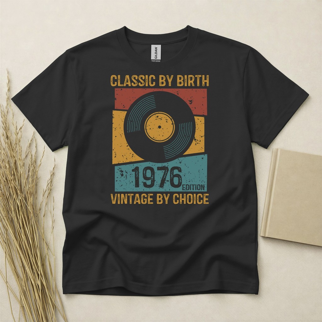 เสื้อยืดลายกราฟิกแผ่นเสียง "Born in 1976" ผ้าฝ้าย 100%, คอกลม, แขนสั้น ใส่ได้ทั้งชายและหญิง (ไซส์ S–5XL)
