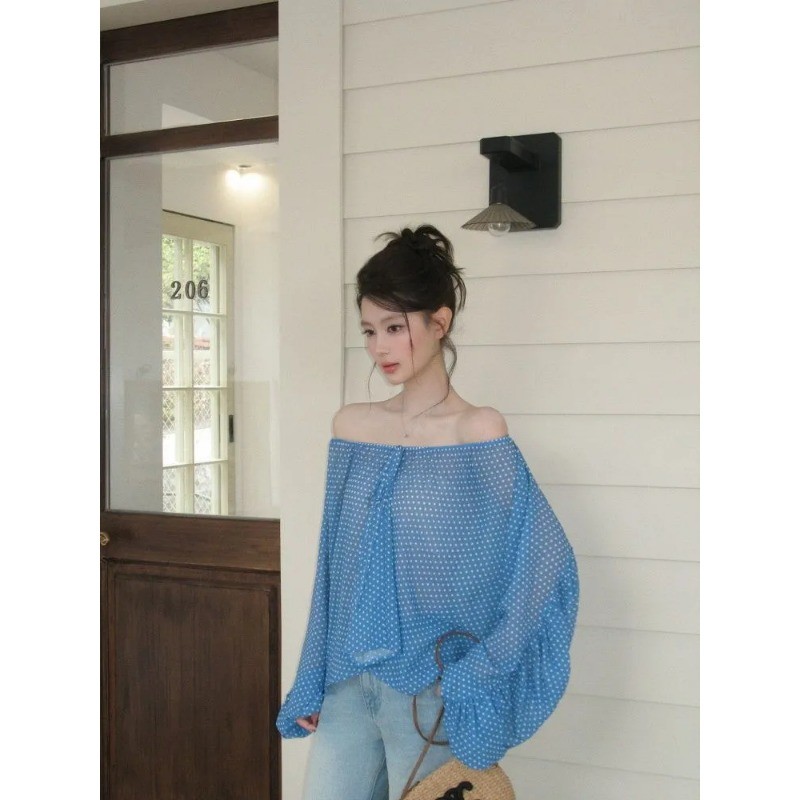 shayne-เสื้อเปิดไหล่ลายจุดสีน้ำเงิน เนื้อผ้าบางใส่สบายสไตล์คาเฟ่