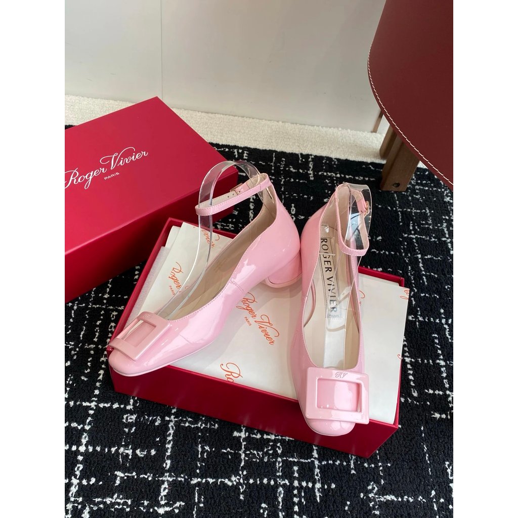 2025.4.27-4.5 ซม.ส้น Roger Vivier RV ลูกวัวสิทธิบัตรหนังสแควร์หัวเข็มขัดรองเท้า/รองเท้าส้นสูง