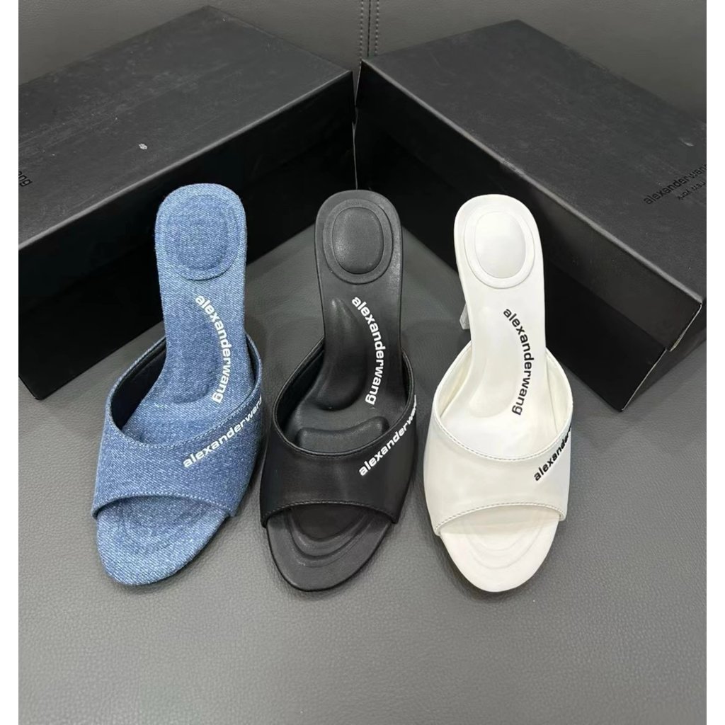 รองเท้าแตะส้นสูง Alexander Wang ออกแบบใหม่ มาพร้อมลายผ้ายีนส์สีขาวและดำ