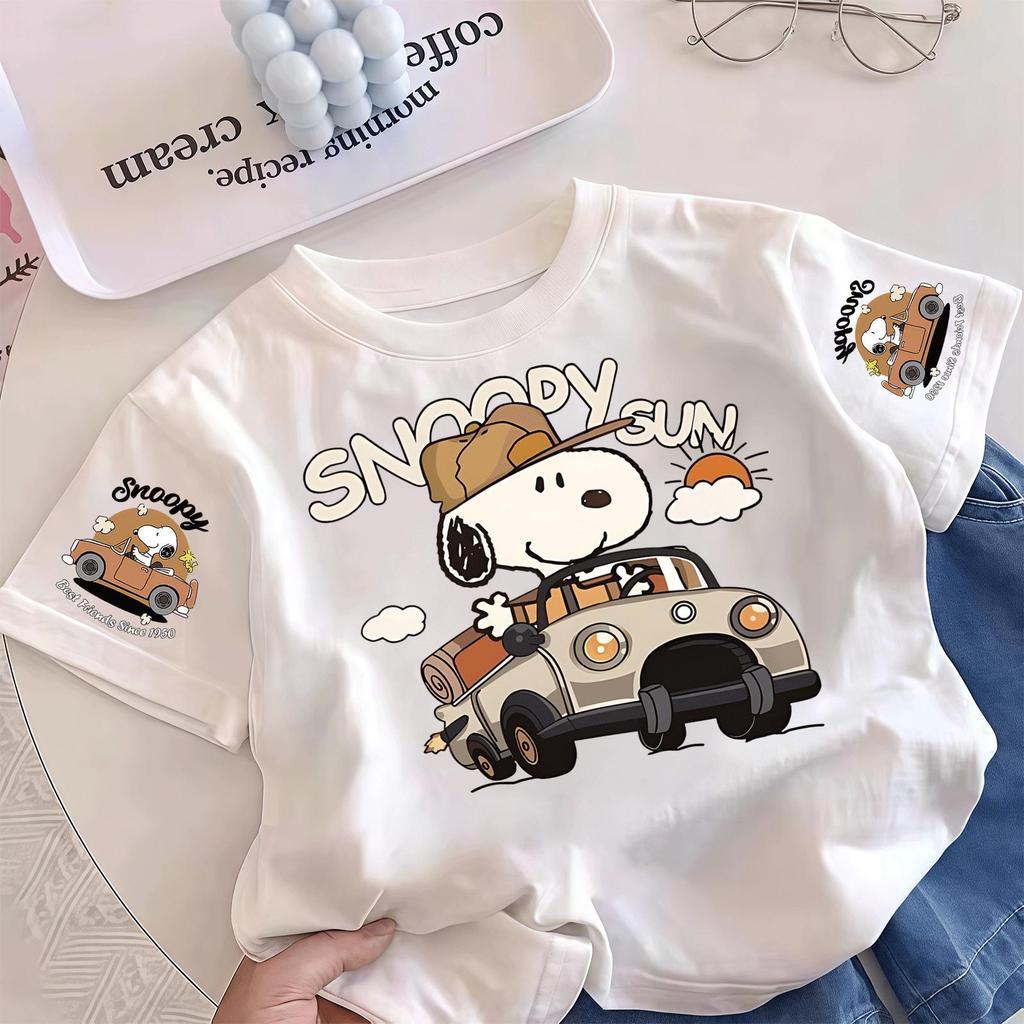 เสื้อยืดผ้าฝ้ายเด็กผู้ชายลายสนูปปี้ขายดีปี 2026 ผ้าฝ้าย 100% คอกลมแขนสั้นหลวม ระบายอากาศได้ดี เสื้อผ้าเด็ก