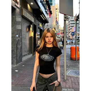 (จัดส่งตลอด 24 ชั่วโมง）🔥เสื้อ baby tee ลายสปิรัล🌀 Y2K เกาหลี เสื้อครอปเข้ารูป ใส่แล้วผอม ลุคสาวสตรีท เท่ๆ สไตล์ grunge