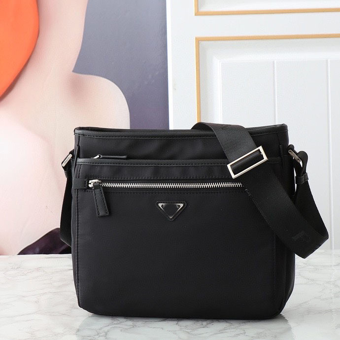 P Lada Recycled Nylon Messenger Bag Messenger Bag กระเป๋าผู้ชายคุณภาพสูง