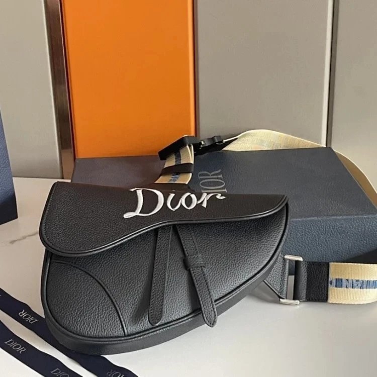 DIOR ปัก Ding Messenger Bag Pre-Fall Early Spring New Style Saddle Bag กระเป๋าผู้ชาย Messenger Bag