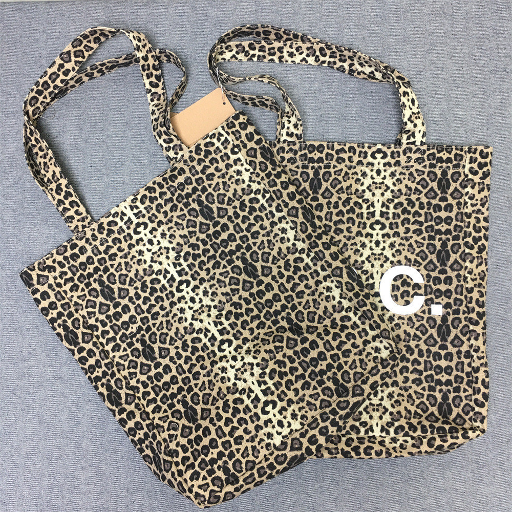 APC Leopard Print ของแท้ รุ่นแนวตั้ง กระเป๋าผ้าใบ กระเป๋าช้อปปิ้ง กระเป๋าสะพาย Tote Bag