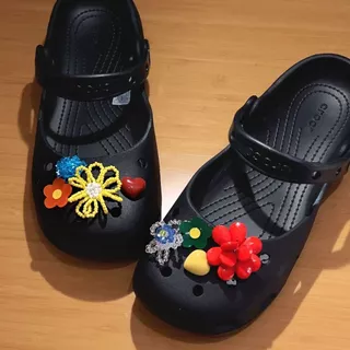 CROCS ดอกไม้ที่มีสีสันและหัวใจรองเท้าเสน่ห์ชุดลูกปัดเครื่องประดับดอกไม้อะคริลิสําหรับจระเข้อุดตันชุดเต็ม