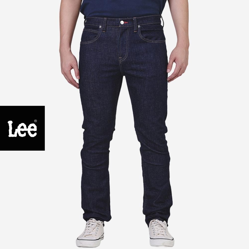 LEE กางเกงยีนส์ผู้ชาย คอลเลคชั่น Lee x Akid From Yesterday เอวต่ำ ทรงเข้ารูป รุ่น LE F225MLUKN06 สียีนส์เข้ม