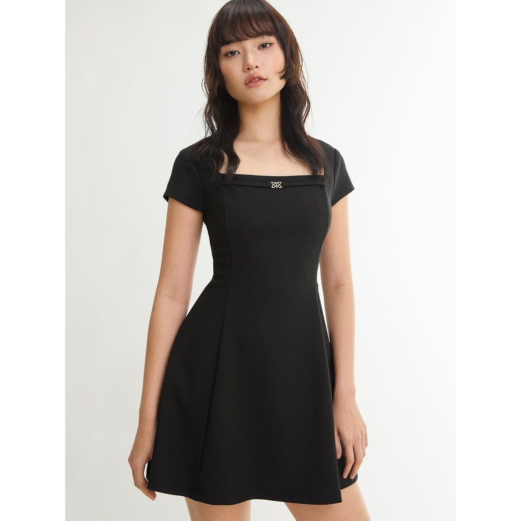 [Pomelo] เดรสสั้นทรงเข้ารูปคอเหลี่ยม / Square Neck Fit Flare Mini Dress
